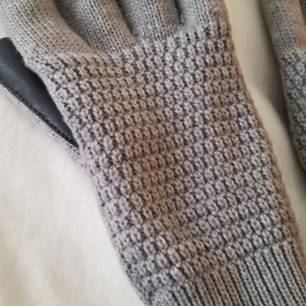Cozy, lined touchscreen gloves - Picture 3 of 5